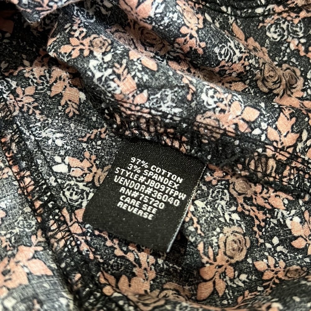 Casual Short-Sleeve Button-Down Shirt in Black with Coral Print - Picture 7 of 8
